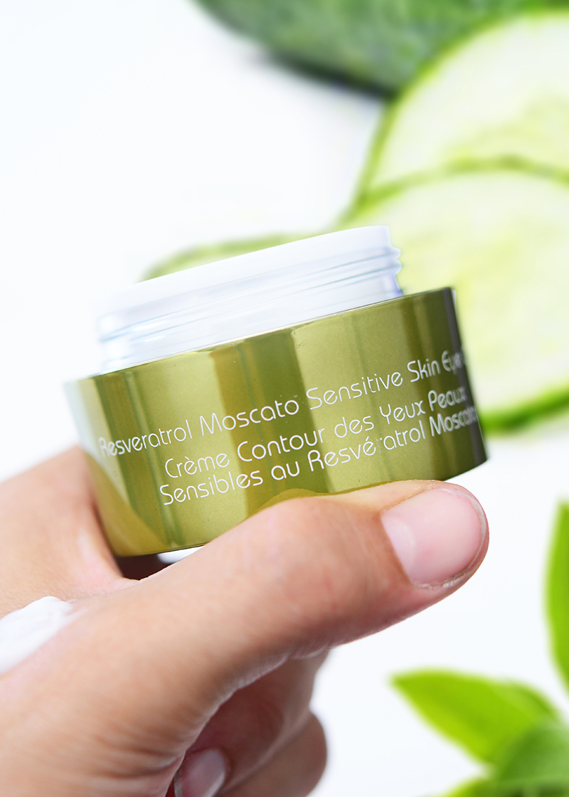 Moscato Sensitive Skin Eye Cream with background